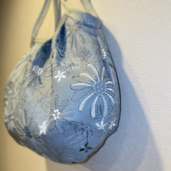 コロンと可愛いショルダーグラニーバッグ　可愛いお花の刺繍レース　サックスブルー　 2枚目の画像