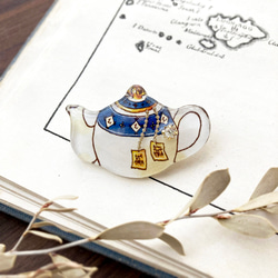 ”Breakfast” teapot brooch｜青い紅茶のティーポットのブローチ 1枚目の画像