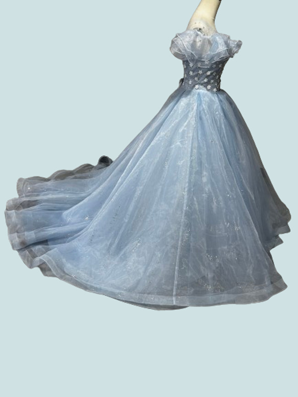 高品質！ ウェディングドレス キラキラグリッターチュール オフショルダー  薄青 披露宴/結婚式 3枚目の画像