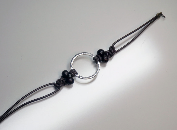 Silver Circle Bracelet with Leather Cord 2枚目の画像
