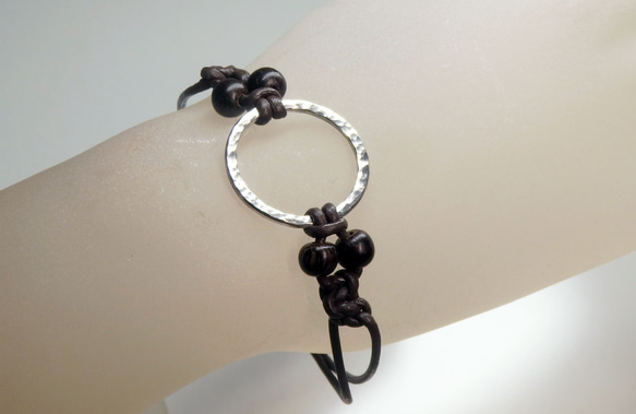 Silver Circle Bracelet with Leather Cord 3枚目の画像