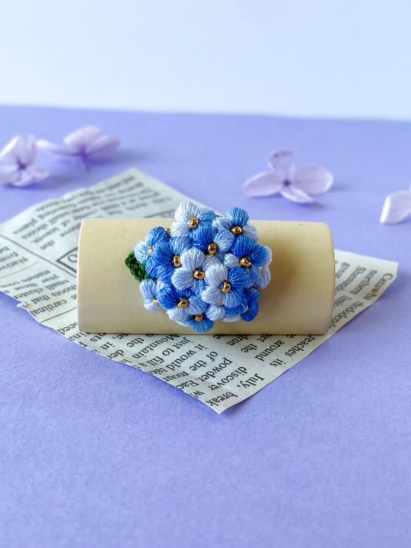 刺繍糸で編んだ紫陽花ブローチ(ブルー)紫陽花ハンドメイド2023 1枚目の画像