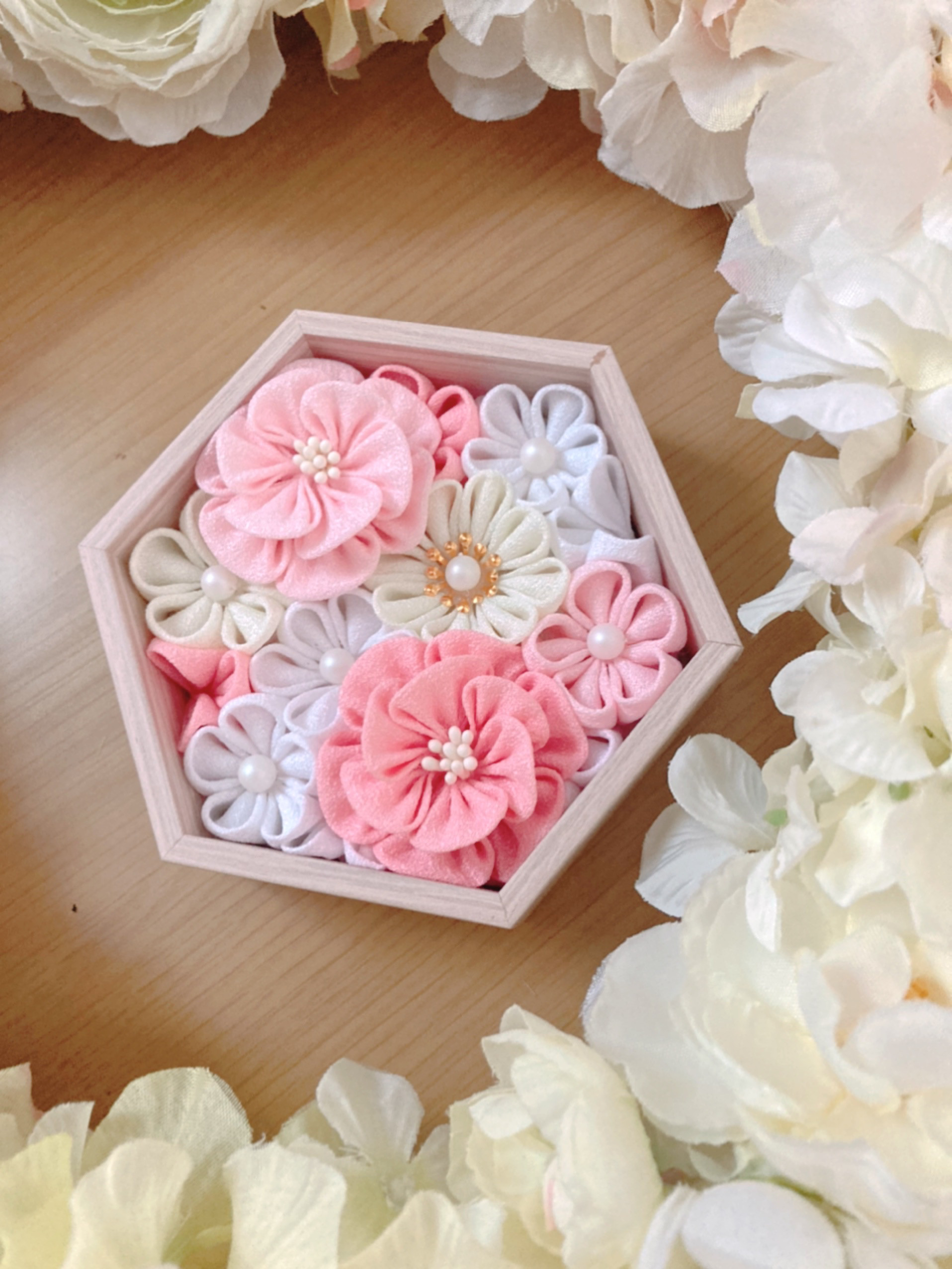 ボックスフラワー つまみ細工 プレゼント 母の日 結婚 ピンク 祝い その他置物 yukicafe7 通販|Creema(クリーマ) かわいい リボン ピンク フラワーアレンジ ハンドメイド フィギュア