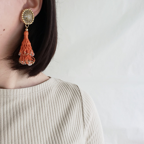 ツートンカラーの綺麗なタッセルとオリジナル作成牌のピアス　イヤリングです ツートンカラーの綺麗なタッセルとオリジナル作成牌のピアス