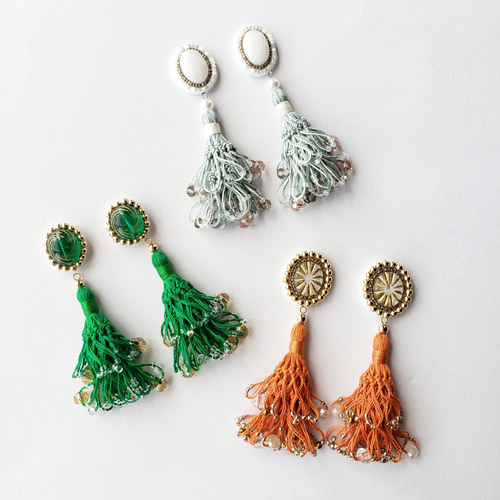ビーズ刺繍2段タッセルイヤリングorピアス(グリーン)/No.22-0506 