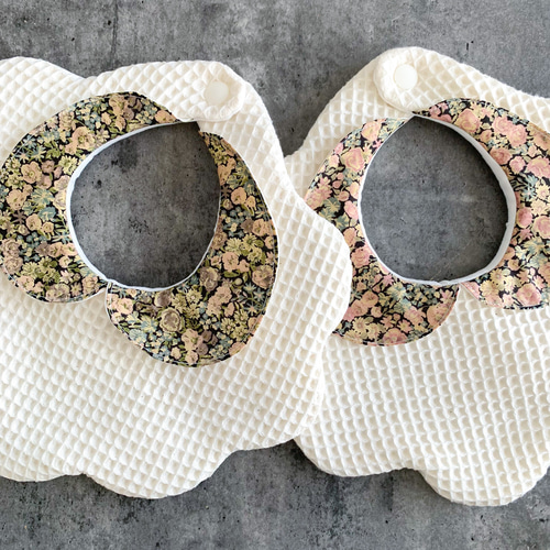 【送料無料】ふりふりつけ襟スタイ&ヘアバンド(リバティ生地) 送料無料】ふりふりつけ襟スタイ&ヘアバンド(リバティ生地)