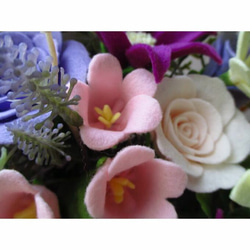 紫とピンクのグラデーション★バラとカンパニュラとクレマチスのフェルトフラワー アレンジメント 8枚目の画像