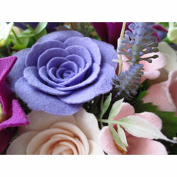 紫とピンクのグラデーション★バラとカンパニュラとクレマチスのフェルトフラワー アレンジメント 7枚目の画像