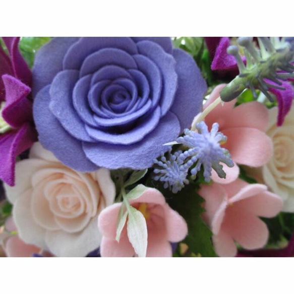 紫とピンクのグラデーション★バラとカンパニュラとクレマチスのフェルトフラワー アレンジメント 5枚目の画像