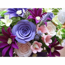 紫とピンクのグラデーション★バラとカンパニュラとクレマチスのフェルトフラワー アレンジメント 4枚目の画像