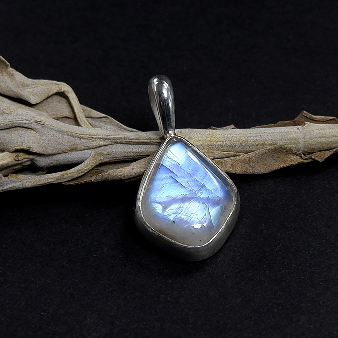 レインボームーンストーンのペンダント　＊バチカン一体型  一点物