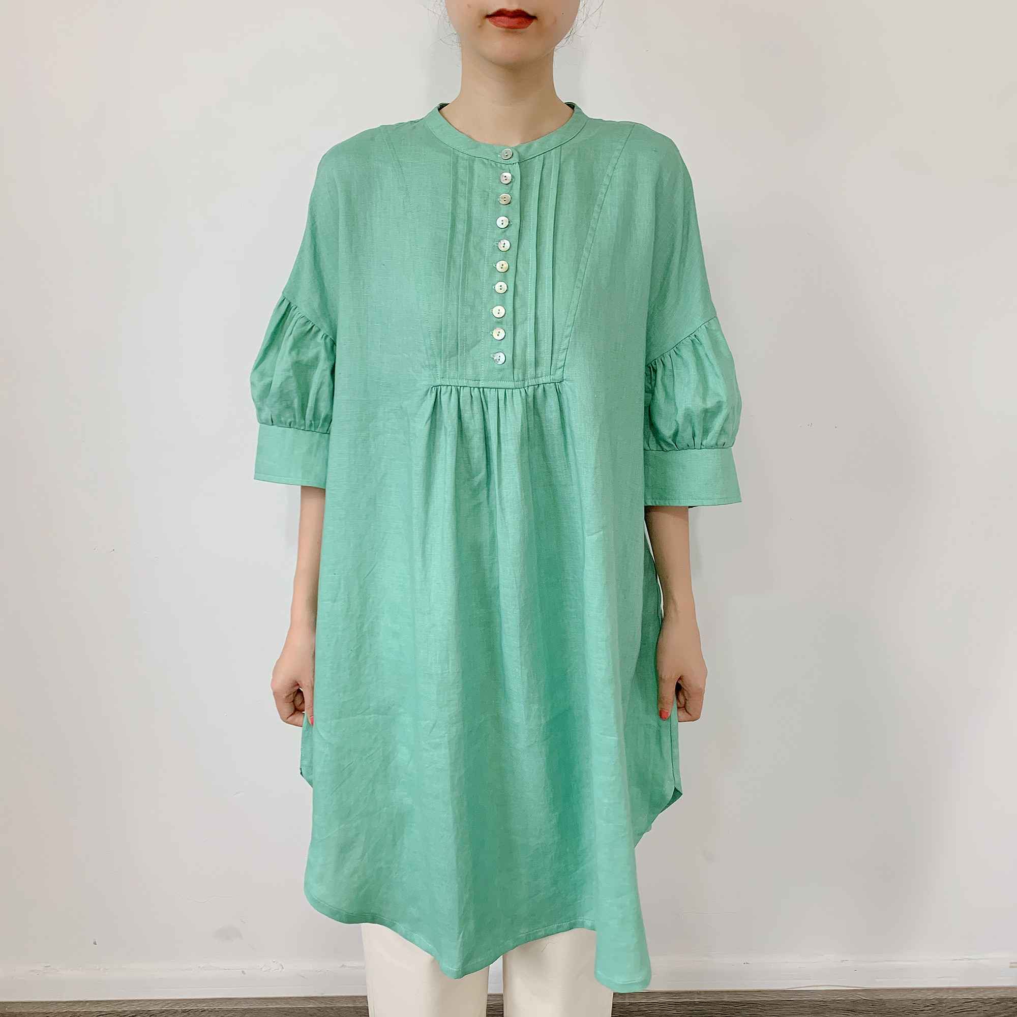 en-en・リネン・スタンドカラータッグロングシャツ・ライトなグリーン