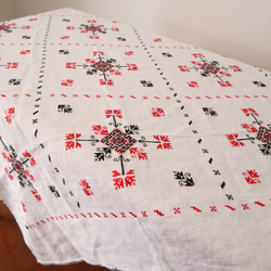 ドイツの手仕事/ 赤と黒の幾何学模様の繊細な手刺繍 リネン生地