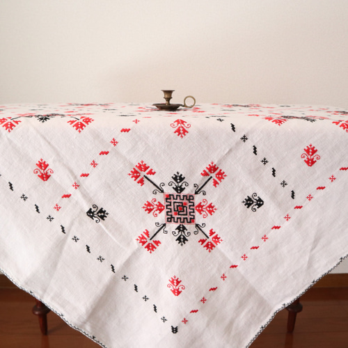 ドイツの手仕事/ 赤と黒の幾何学模様の繊細な手刺繍 リネン生地