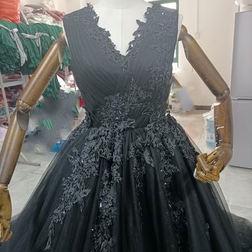 豪華！黒カラードレス キラキラのハンドビーディング ベアトップ 背中  