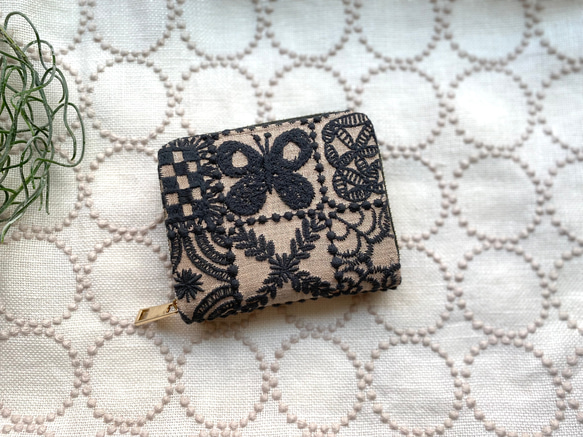 ꕤ受注製作ꕤ ミナペルホネン  財布　forest tile ベージュ　カードケース　ミニ財布 1枚目の画像