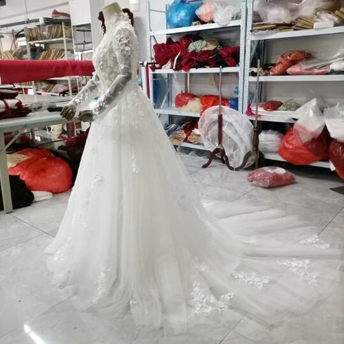 高品質！ホワイト ウエディングドレス 上品花レース長袖 華やかな  