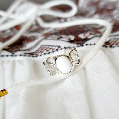 シルバーリング 白い石付き ポーチ付き シルバーリング 白い石付き ポーチ付き