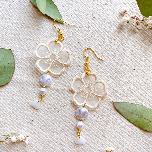 オーガンジー刺繍とパールのアクセサリー ピアス イヤリング