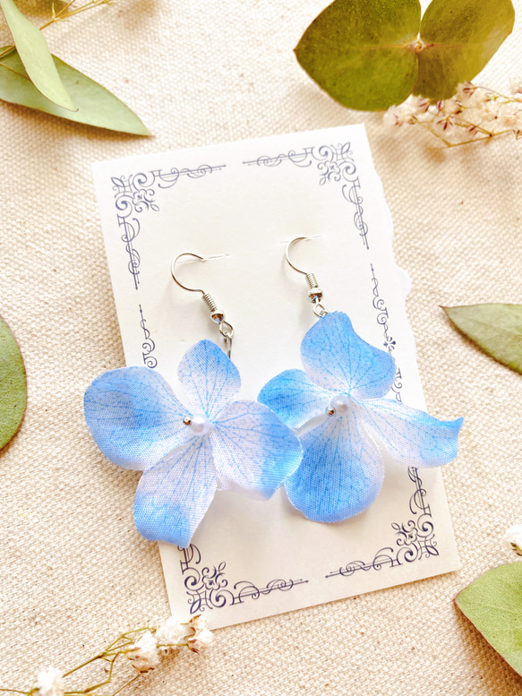 送料無料】スカイブルーの花びらアクセサリー ピアス イヤリング 