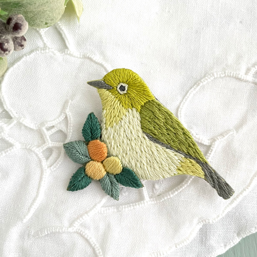 受注制作］メジロの刺繍ブローチ グリーン ブローチ capriccio 通販  