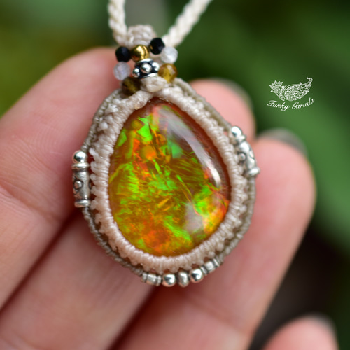 大粒オパール・ガーネットのマクラメネックレス ブラックオパール