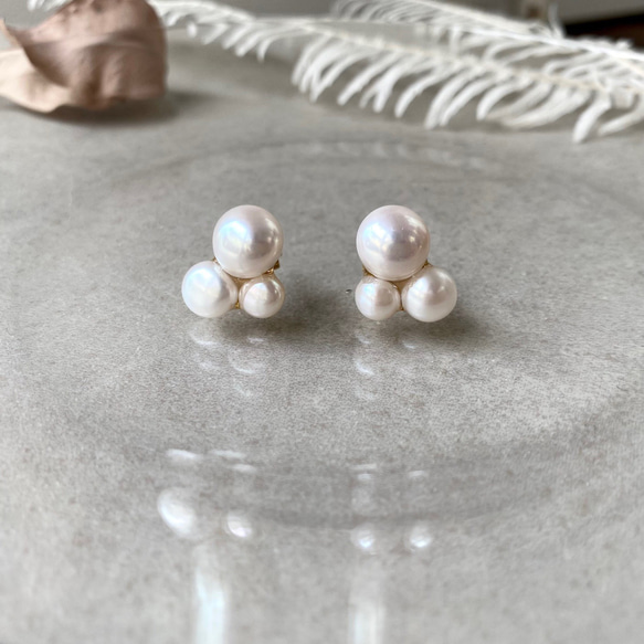淡水パールの3粒カボションピアス/イヤリング ピアス（スタッド・一粒