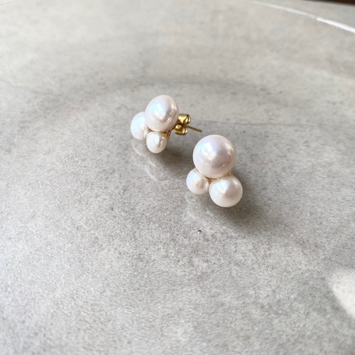 淡水パールの3粒カボションピアス/イヤリング ピアス（スタッド・一粒