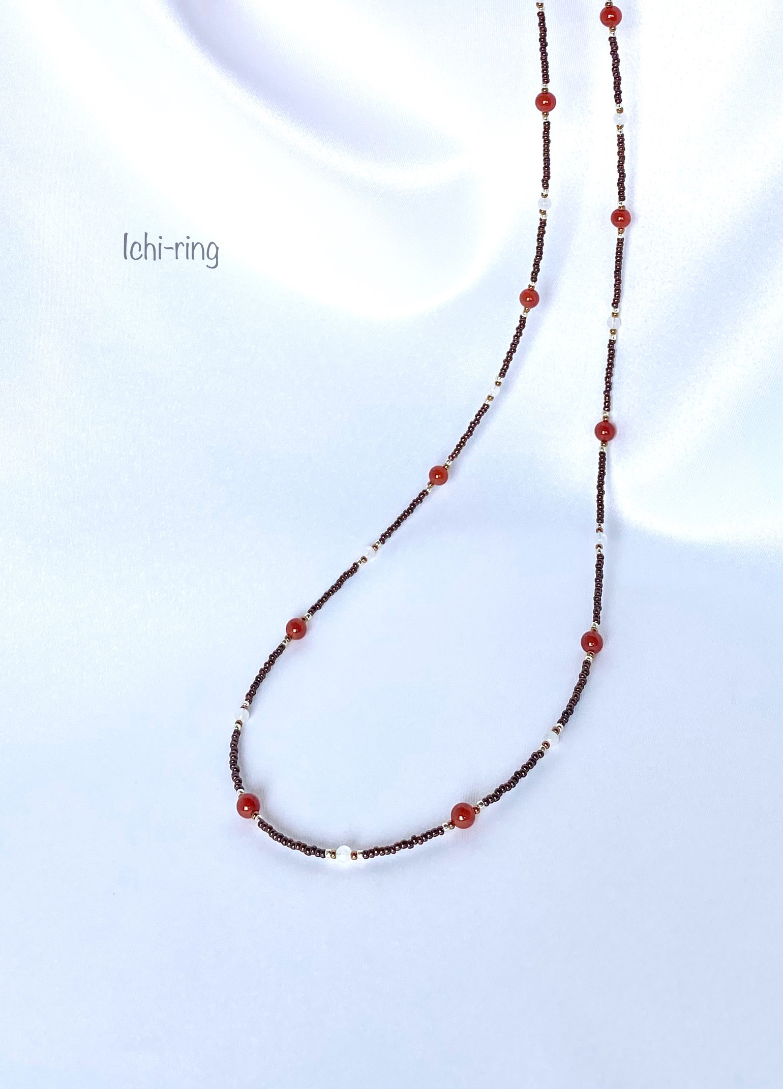 カーネリアン×ムーンストーン　天然石とビーズのロングネックレス　6月と7月の誕生石