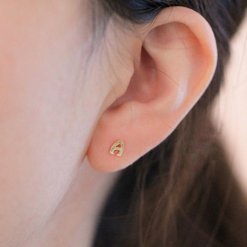 K14YG/14金☆イニシャルスタッドピアス シンプルミニ小さなプチ  