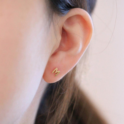 K14YG/14金☆イニシャルスタッドピアス シンプルミニ小さなプチ  