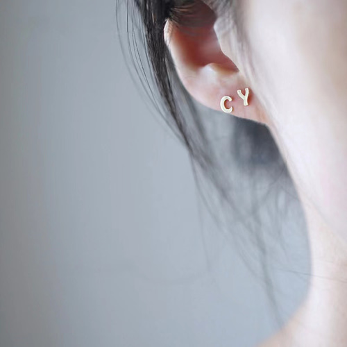 K14YG/14金☆イニシャルスタッドピアス シンプルミニ小さなプチ  