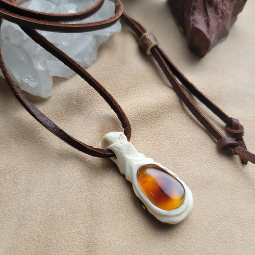 鹿の角 琥珀のペンダント ネックレス・ペンダント 鹿角工房