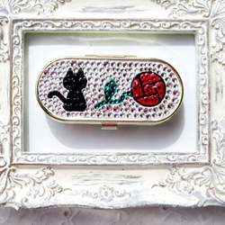 キラキラ猫の小物入れ　黒猫×薔薇　デコ作品　一点物　アクセサリーケースにおすすめ 1枚目の画像