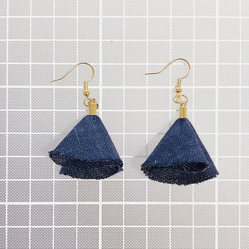 布のフリンジ シンプルピアス 大人っぽネイビー ピアス（フック