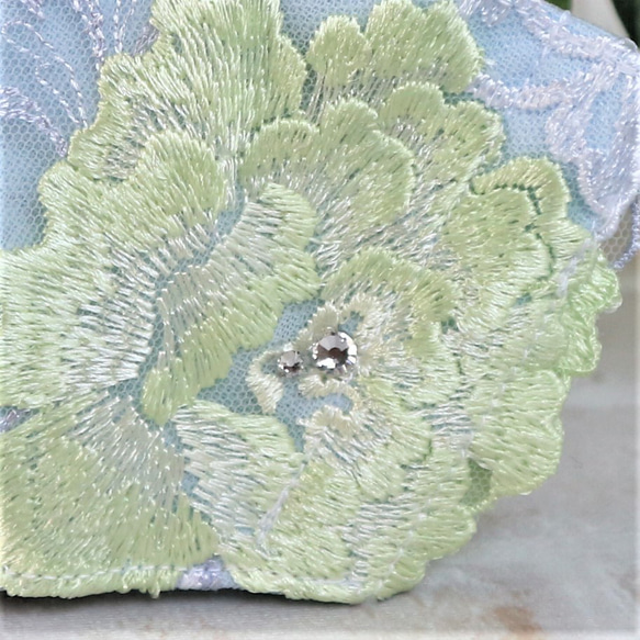 半額以上値下/ラインストーンが美しいペールブルーの地にレモンイエローの糸で大きな薔薇の花を刺繍したチュールレースのマスク 7枚目の画像