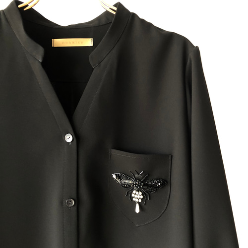 蜂の刺繍のVネック黒ワンピース【スタンドカラー/ブラック