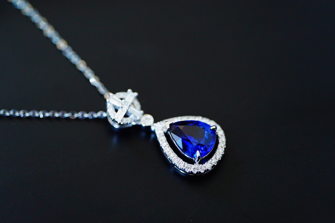 受注制作「恋人」K18  天然サファイア　天然ダイヤモンド　成功　9月誕生石　ロイヤルブルー　ネックレス 鑑定書付き