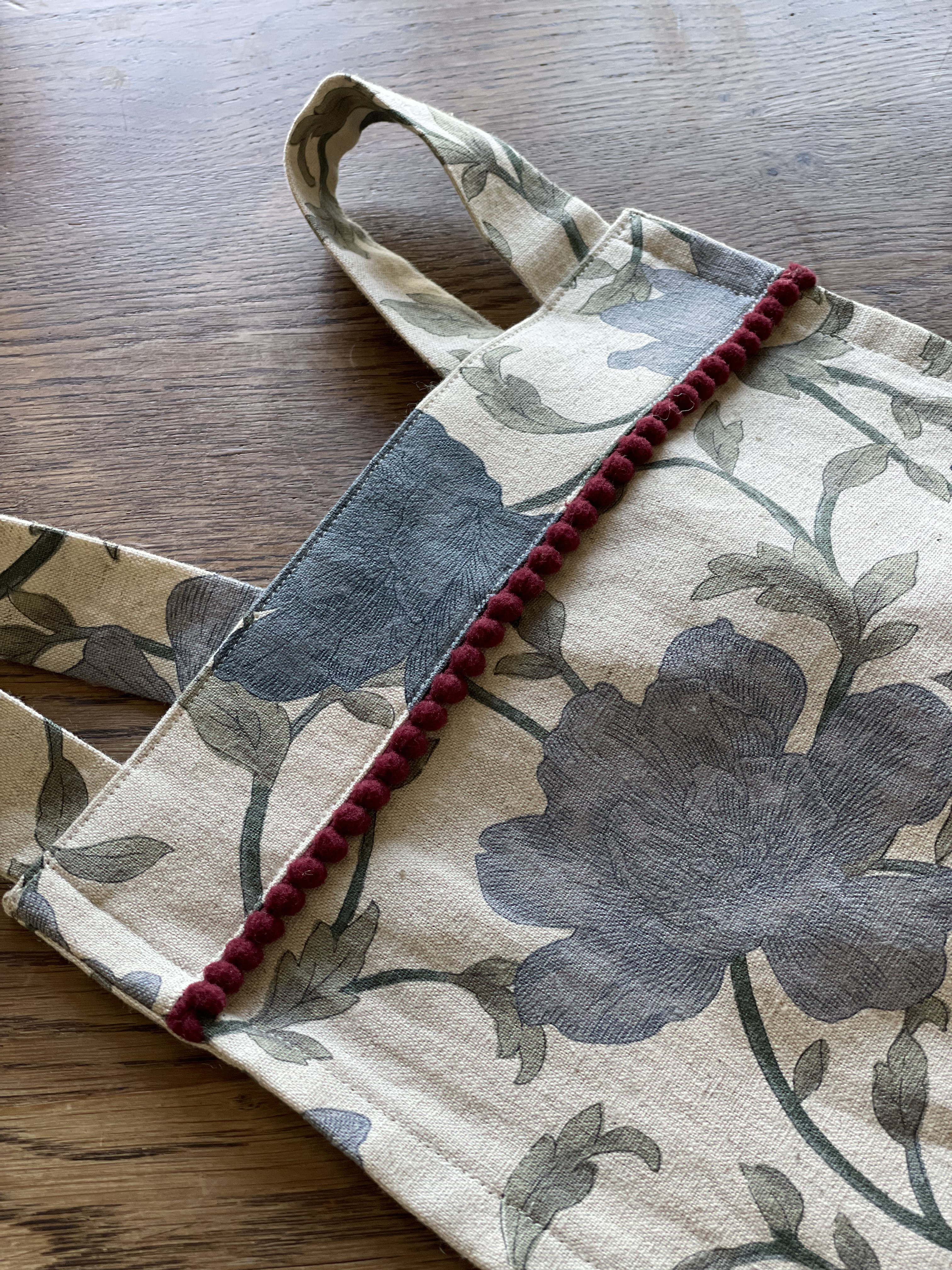 ポンポンフリルのフレアスカートエプロン