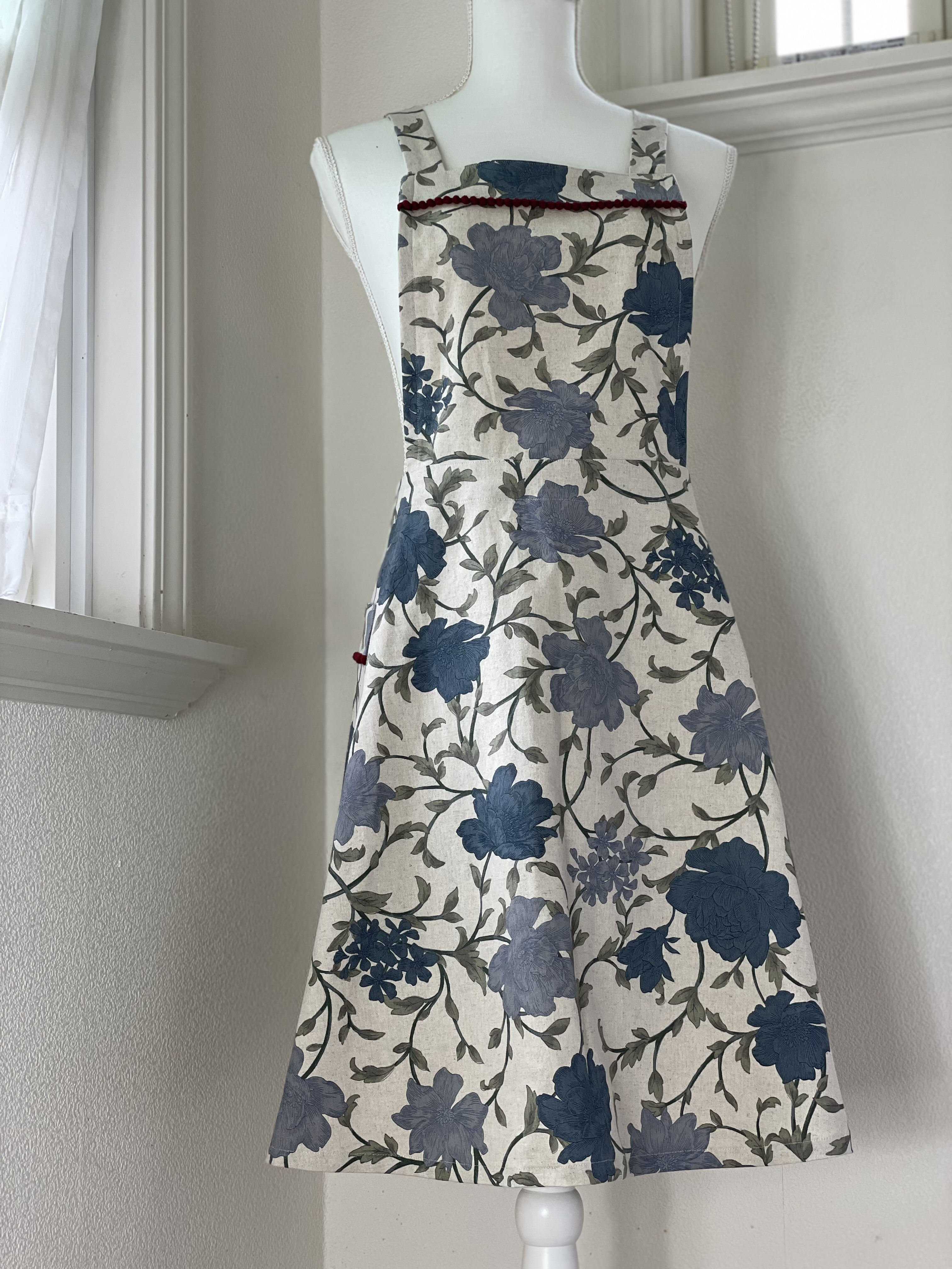 ポンポンフリルのフレアスカートエプロン