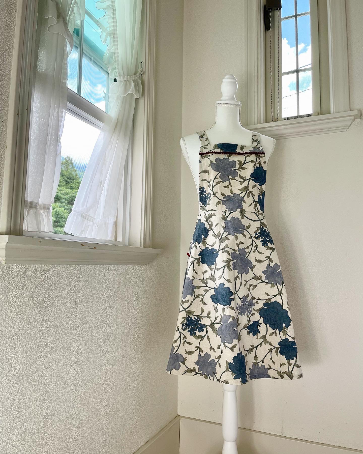 ポンポンフリルのフレアスカートエプロン