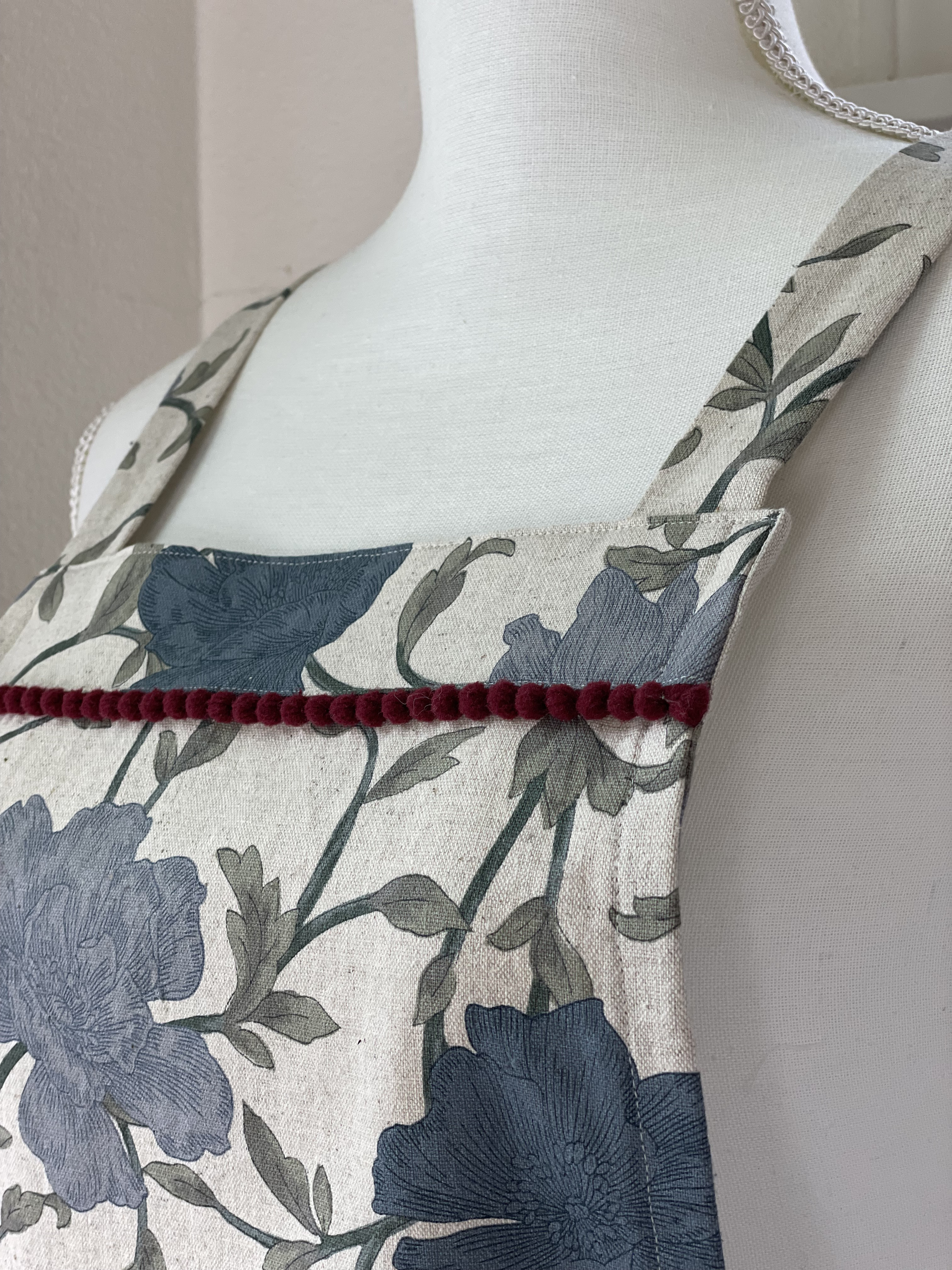 ポンポンフリルのフレアスカートエプロン