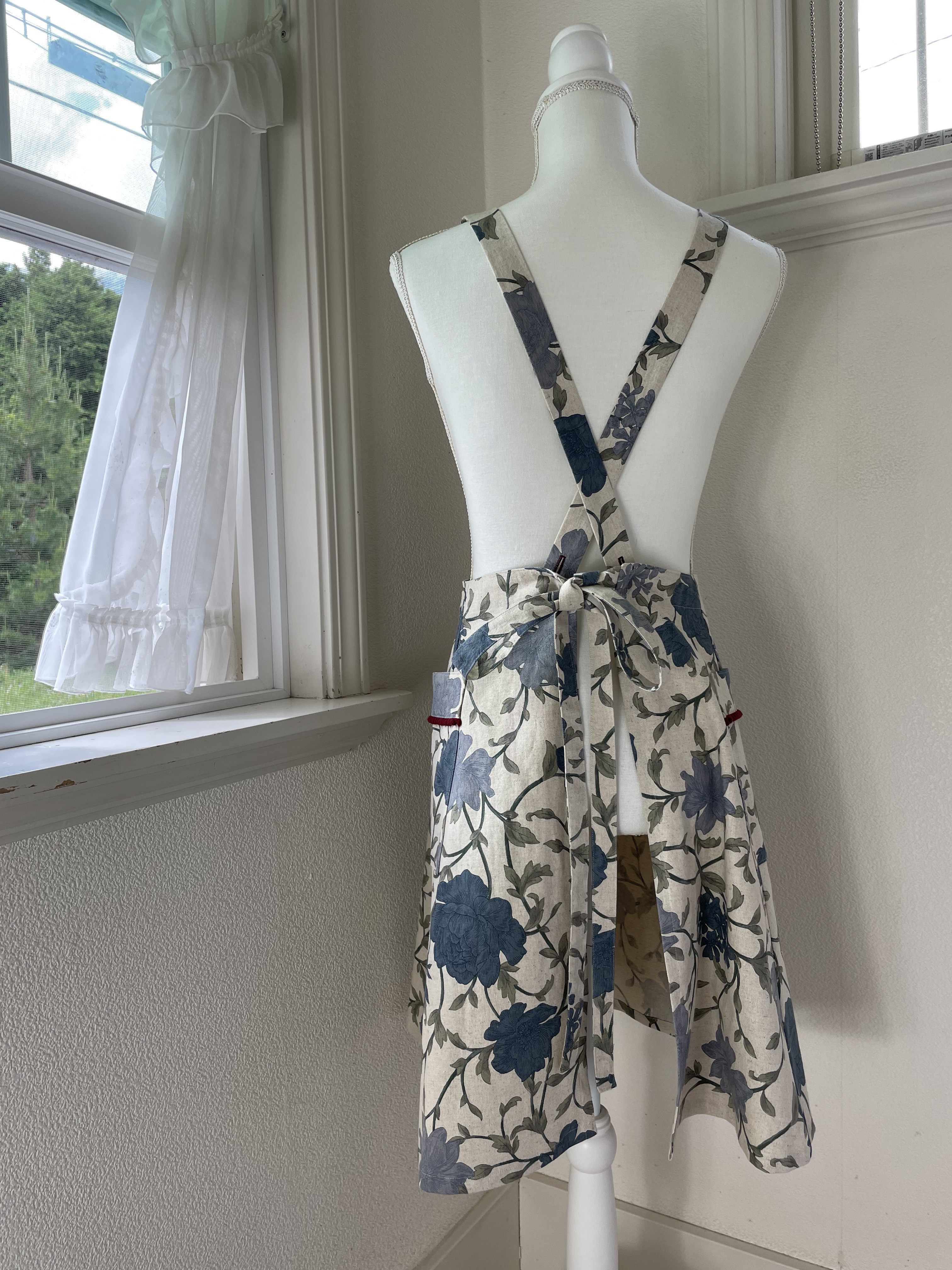 ポンポンフリルのフレアスカートエプロン