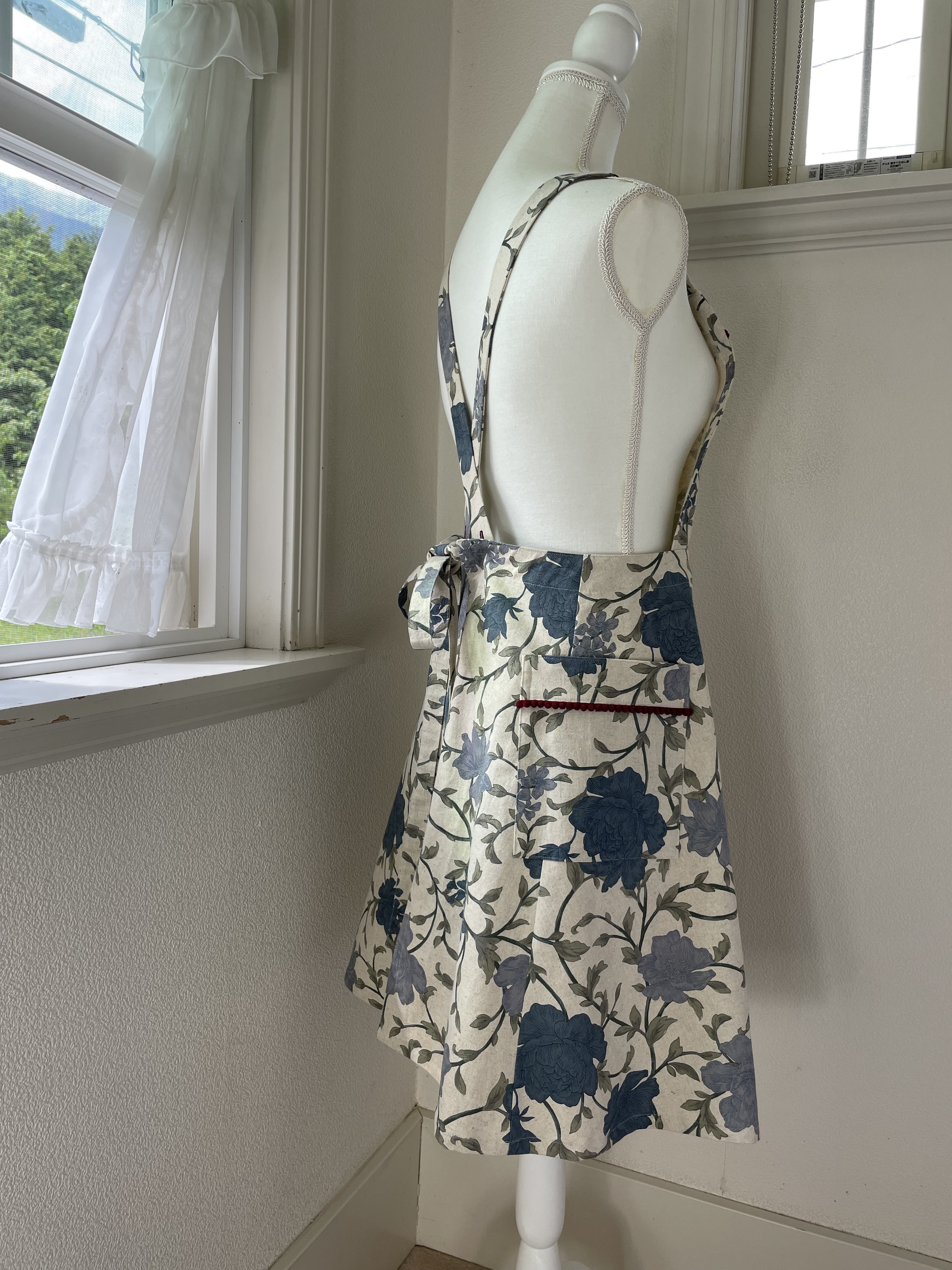 ポンポンフリルのフレアスカートエプロン