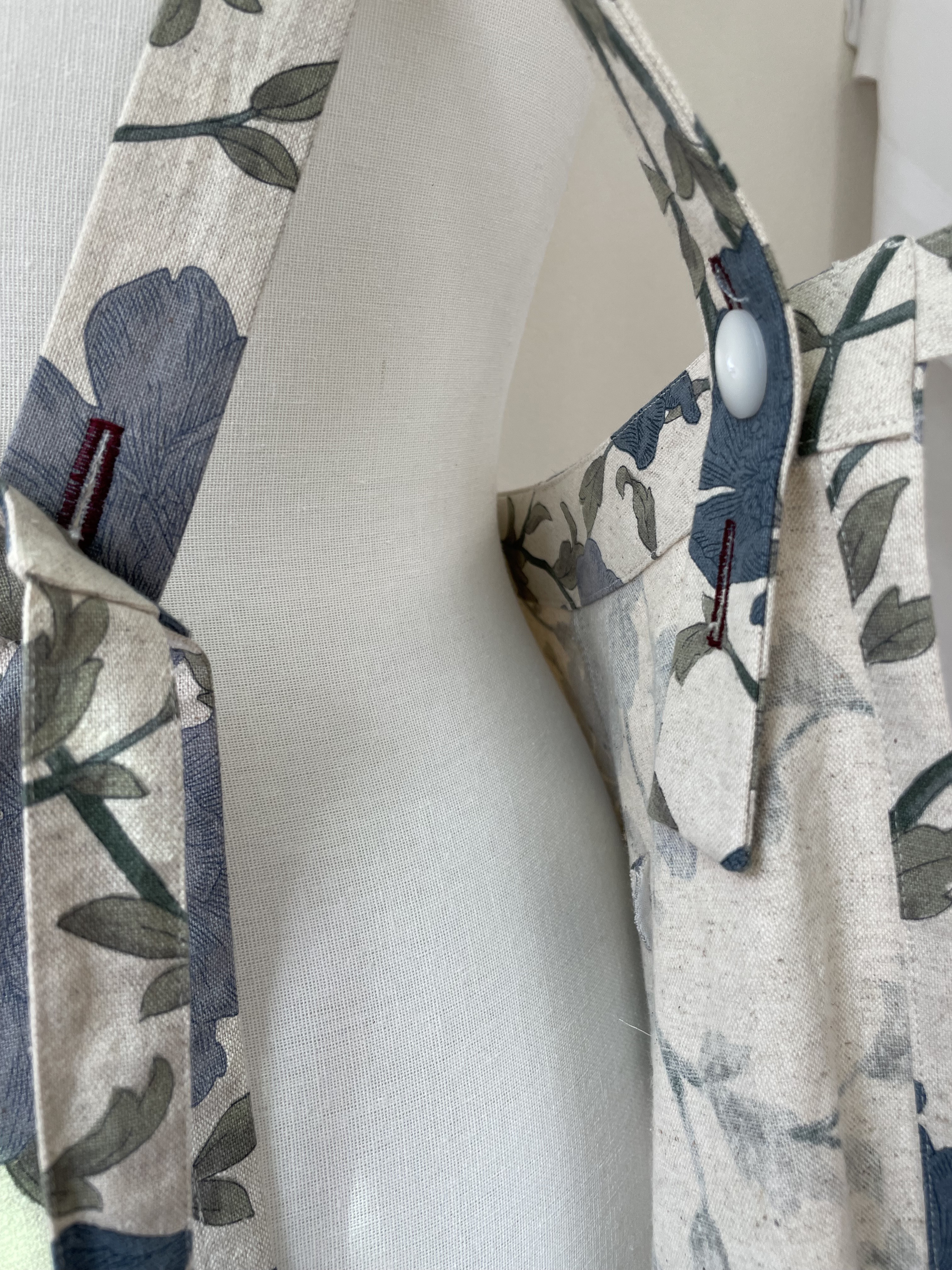 ポンポンフリルのフレアスカートエプロン