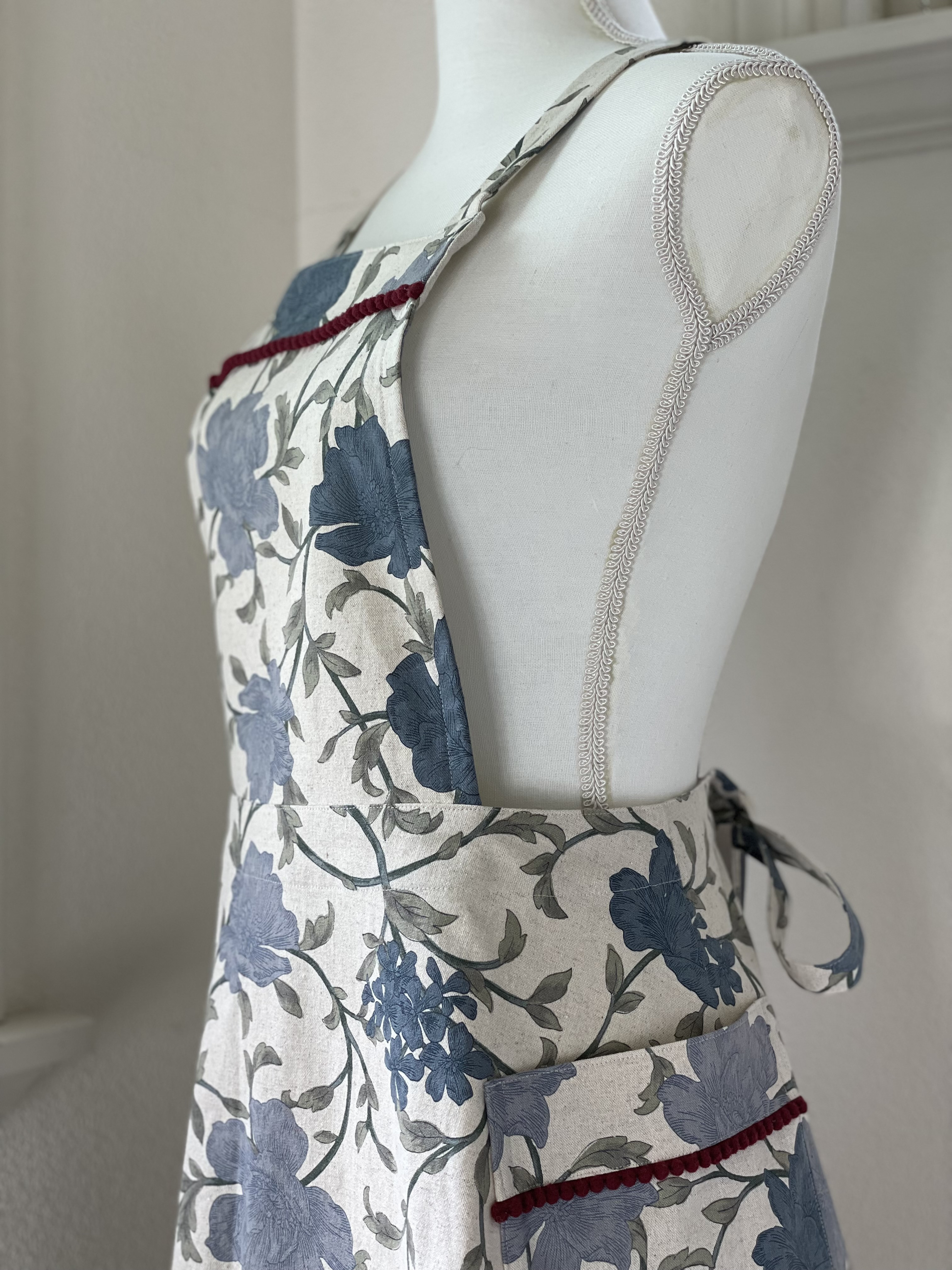 ポンポンフリルのフレアスカートエプロン