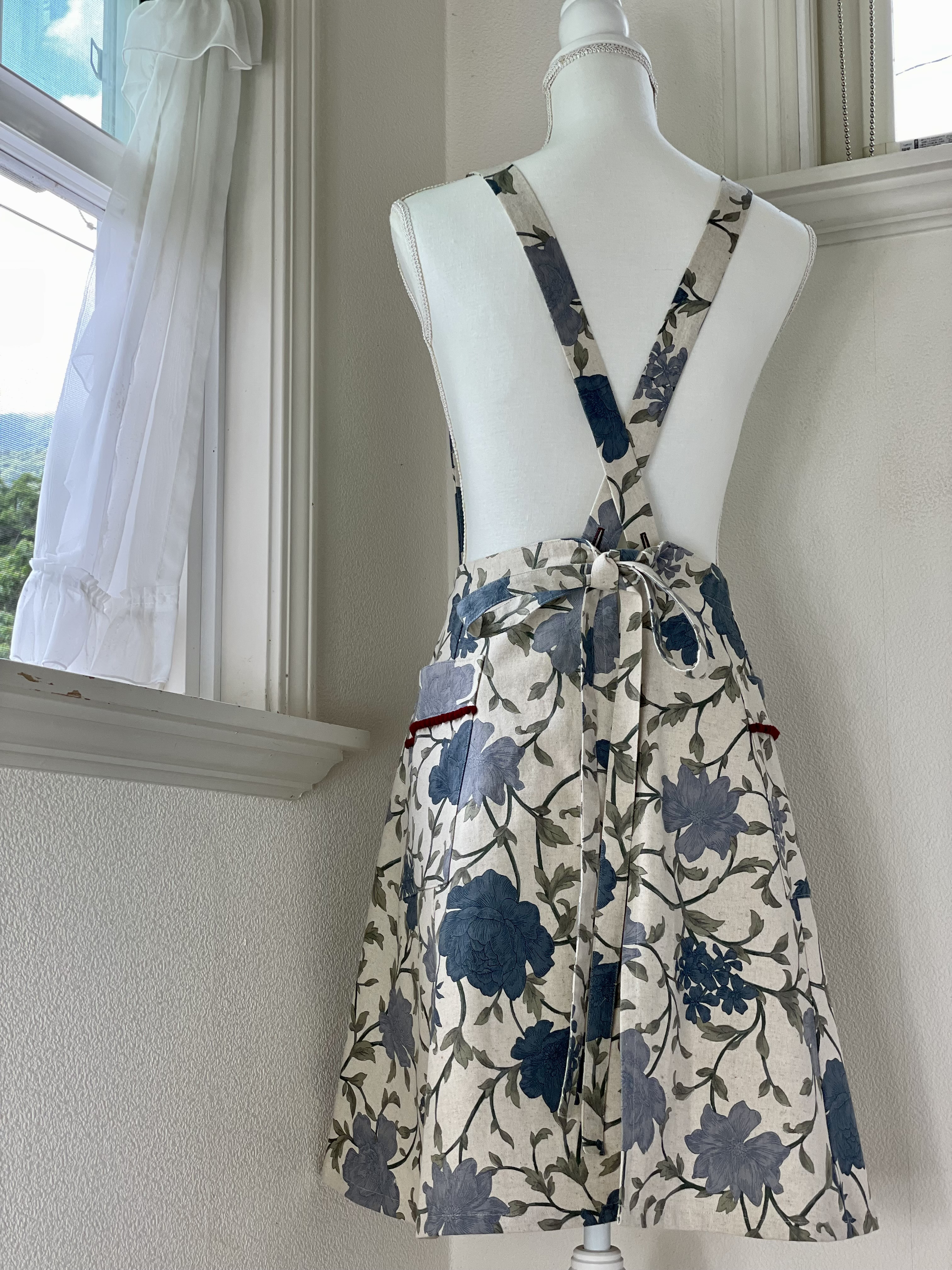 ポンポンフリルのフレアスカートエプロン