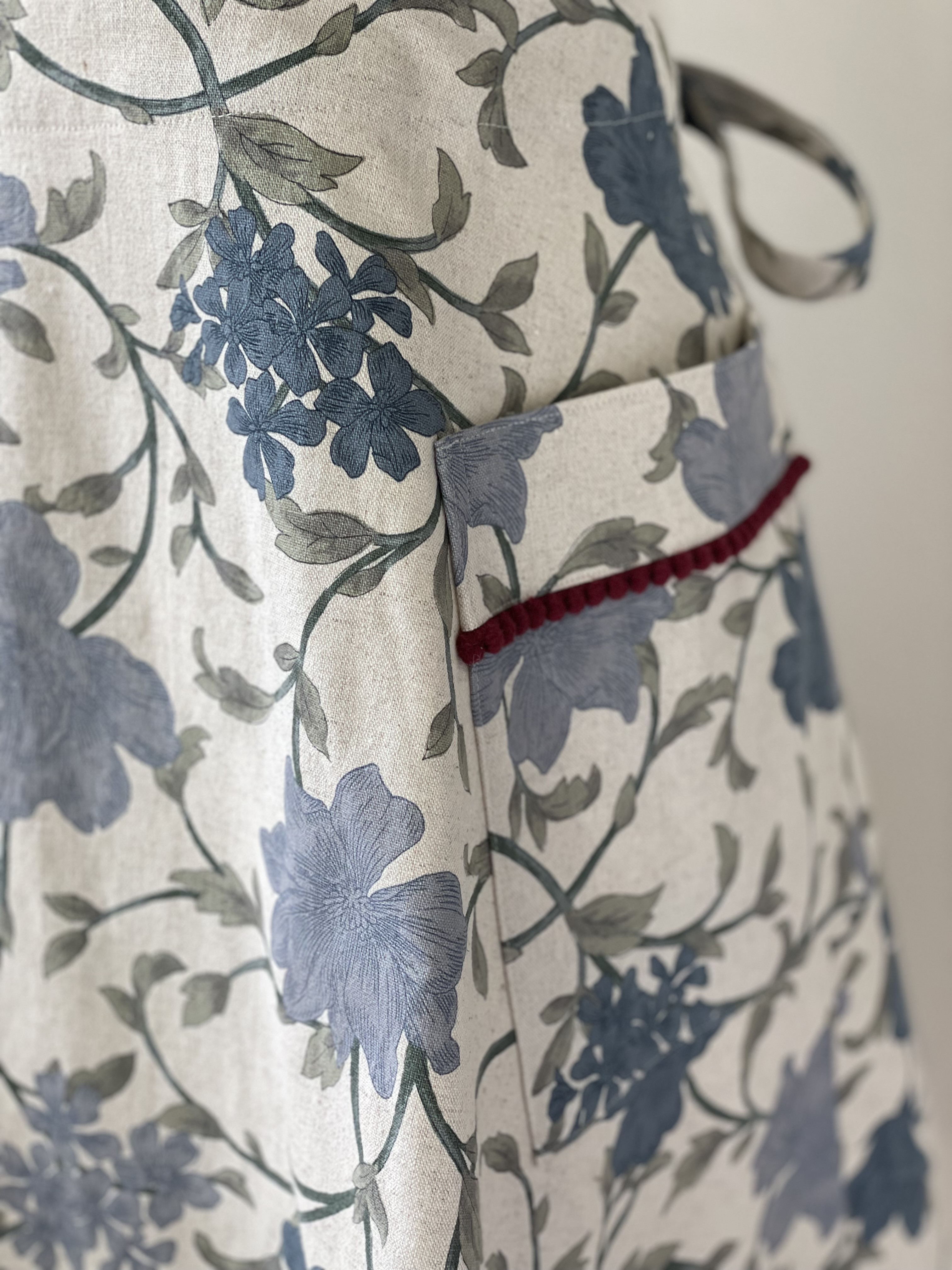 ポンポンフリルのフレアスカートエプロン