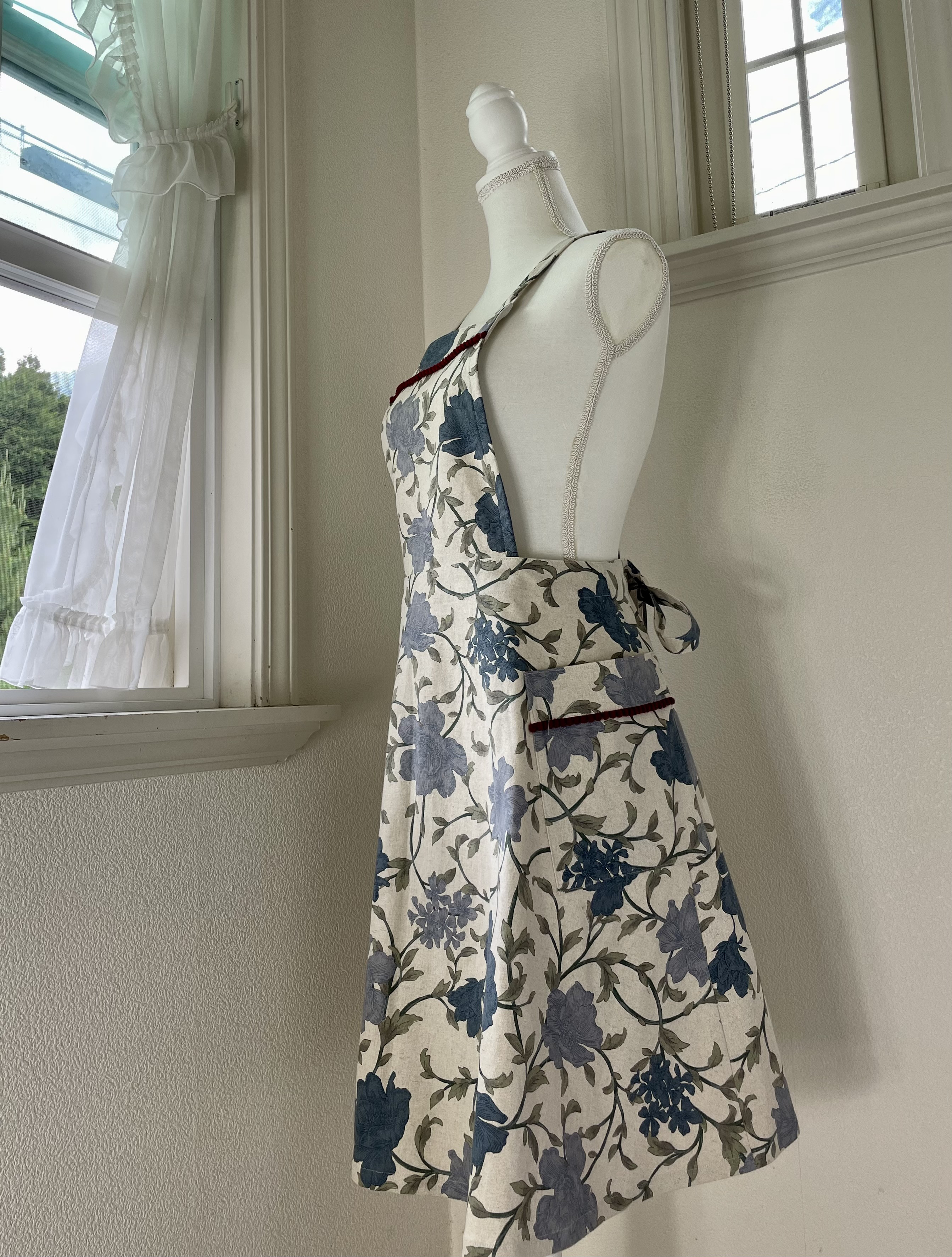 ポンポンフリルのフレアスカートエプロン