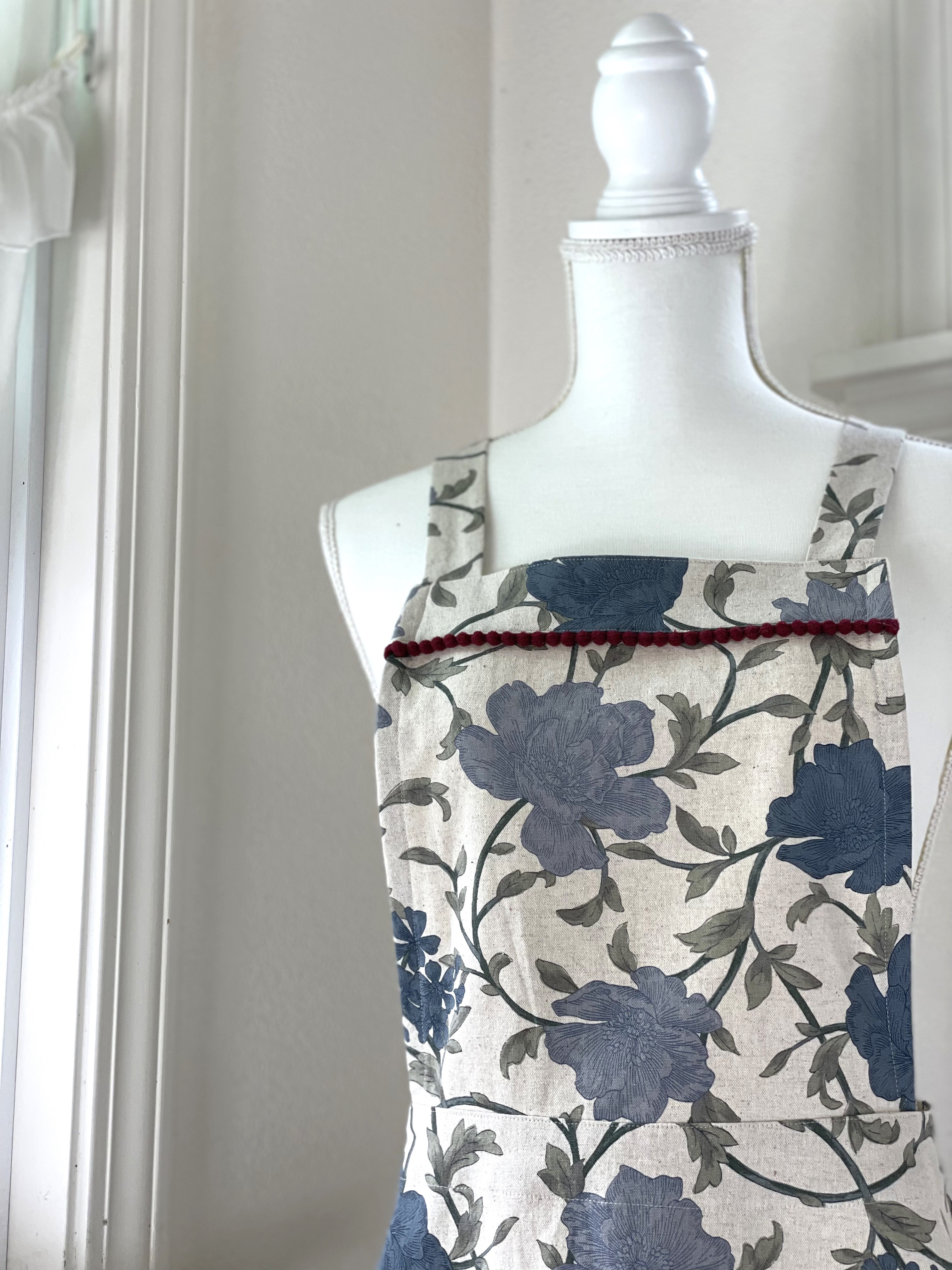 ポンポンフリルのフレアスカートエプロン